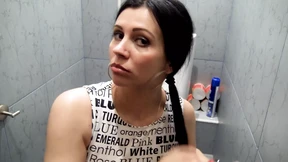 Mom takes a dump, then finger-bangs herself in the loo