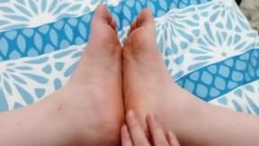 My bestie gets foot-jammed on her bedroom floor