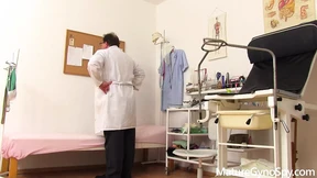 Sexy granny gets checked out by doctor, her massive booty on display for all to see Sexy granny gets checked out by doctor, her massive booty on display for all to see