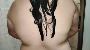 Blonde MILF's Juicy Jugs Jiggle Under Warm Water - Unbelievable!