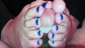 Freshly scrubbed feet worshipped, cum drips down toenails in steamy homemade girlfriend foot-job frenzy Freshly scrubbed feet worshipped, cum drips down toenails in steamy homemade girlfriend foot-job frenzy
