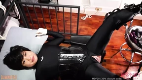 Dominafire Makes Salome Salvi Squirt with Strapon
