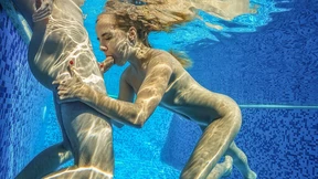 Underwater Mona Blue Devours Her Stepbrother&#x7C97;&#x6D1E;