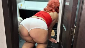 Milf put on shorts so that her ass would be tight and fucked in anal