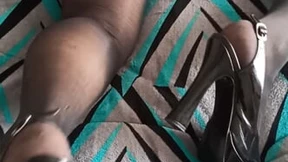 Sexy homemaker gets captured blowing massive booty