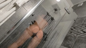 Peeping on a washing MILF stepmom in the shower