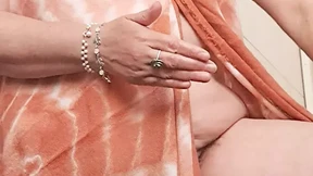 Mommy puts on cream to go to the beach and without underwear
