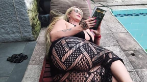 Stepmother Seduces Her Boyfriend with Her Huge Ass in Front of His Friend Stepmother Seduces Her Boyfriend with Her Huge Ass in Front of His Friend