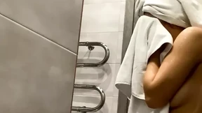 Rita Fox washes and masturbates her pussy in the shower