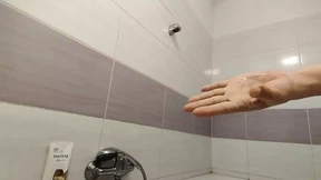 Amateur shaves her legs Amateur shaves her legs