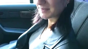 Deutsche Sch&#x00F6;nheit Fickt im Auto hinten