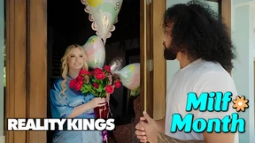 Blonde MILF Jenna Starr wants big cock&#x1F346; Mother's Day gift