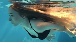 Blond bombshell gets naked and splashes wetly with her 18-year-old bod\\ Blond bombshell gets naked and splashes wetly with her 18-year-old bod\\