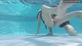 Poolside Porn Star Minnie Manga Gets Creamed, Cums, Gets Splashed