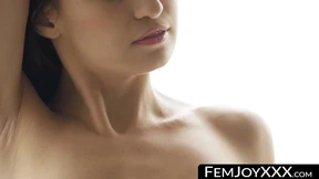 Seductive babe flaunts trim figure in slow motion tease