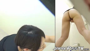 Hottest Japanese vixen fingers herself while pissing