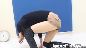 Adorable Japanese pissing her panties and fills the cup