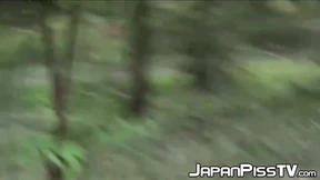 Tantalizing Japanese in skirt peeing behind bench in park