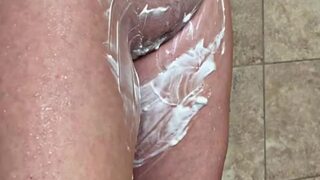 Gorgeous MILF shaves her hairy pussy for the 1st time in over a year!perfect pussy