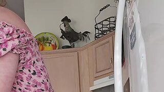 Ripe milf devours thick cock🌭 in kitchen frenzy, juices dripping