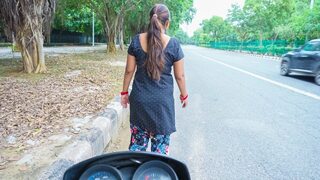 Desi prostitute- (Dhandhe wali) bhabhi dealing for Fuck with Client on road, she fucked by him in Doggystyle with HINDI Audio.