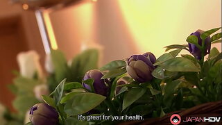 裸体日在客厅：日系棕发Jun与Yuri