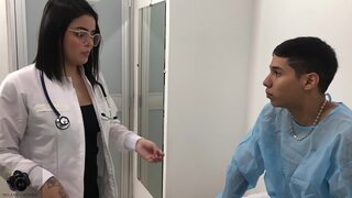 La doctora gigante con culo ayuda al paciente a resolver