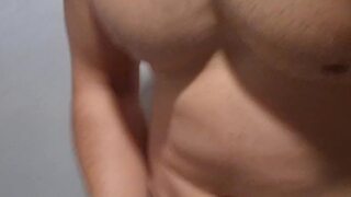 Masturbandome en la ducha del gimnasio